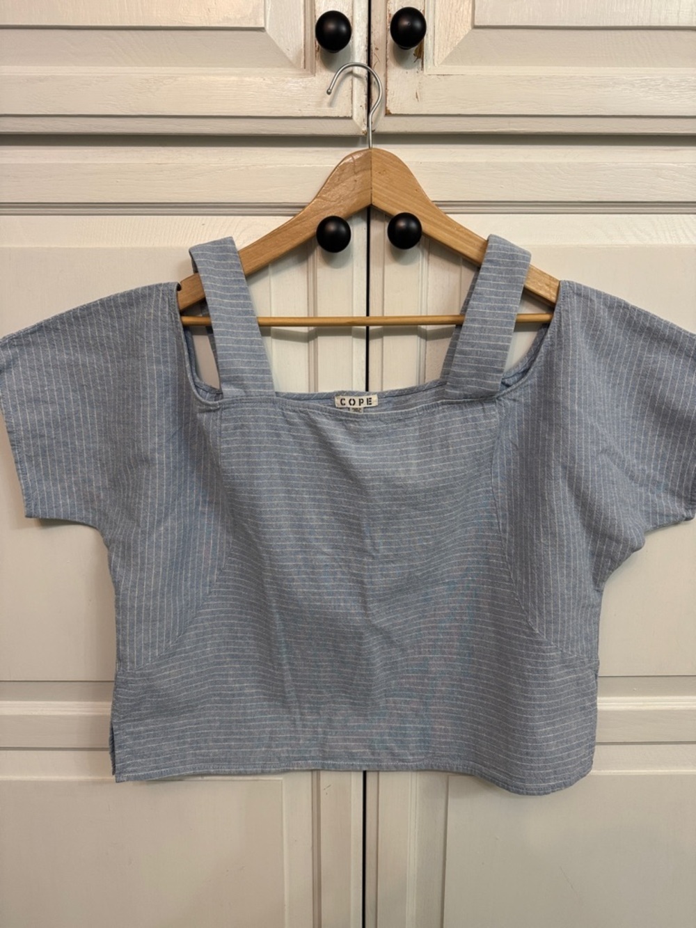 Linen-Blend Blue Stripe Cold Shoulder Crop Top. Coastal Summer. Size M.